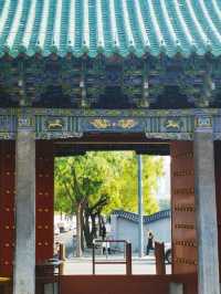 毛月色的城隍廟，琉璃覆蓋，飛簷四出