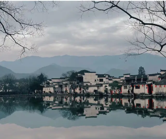 Visit Hongcun and experience the ink-painting-like scenery of the countryside!