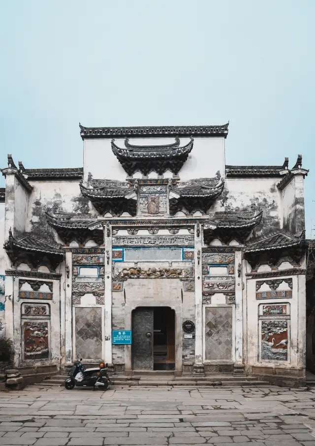 Anhui Pingshan Shu Family Ancestral Hall: Magnificent gate tower and ancient ancestral hall from the Ming Dynasty