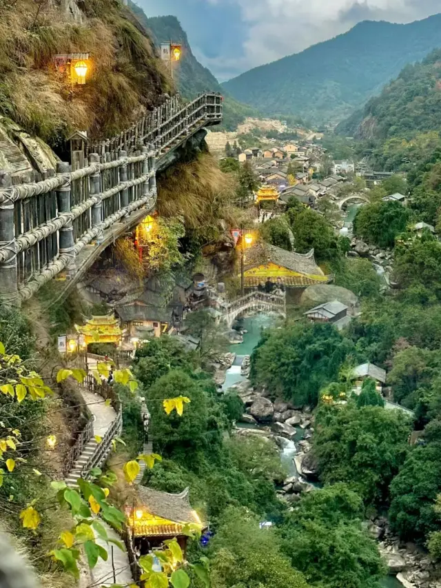 崖の上に建てられた神仙の古い町——現実の仙侠世界！