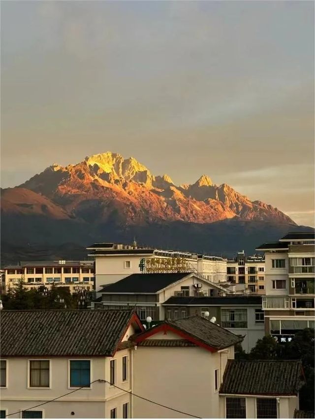 麗江古城性價比酒店，躺著看日照金山