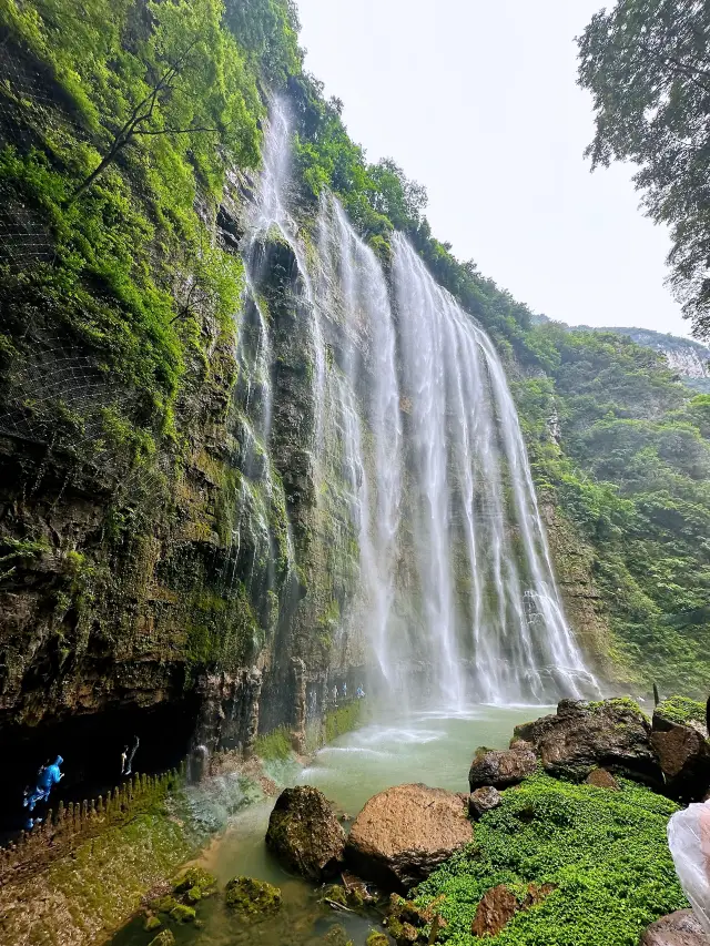One of China's top ten famous waterfalls is the Three Gorges Waterfall