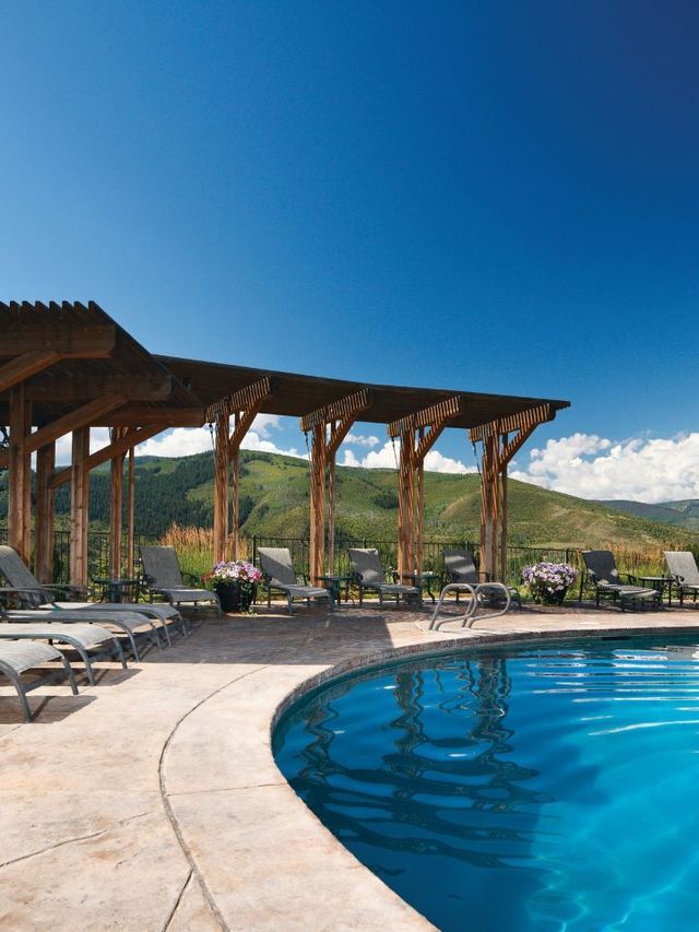 🏔️ Vail's Luxe Retreat: Sonnenalp Hotel Highlights 🌟