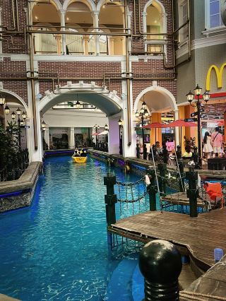 Changchun New World Shopping Park｜There is a river inside the mall