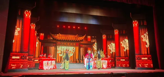 Experience Sichuan's traditional culture with the Hibiscus National Essence Sichuan Opera Show.