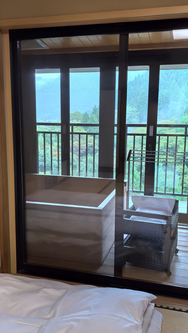 溪水、山谷間露天溫泉-加賀溫泉 花つばき。
