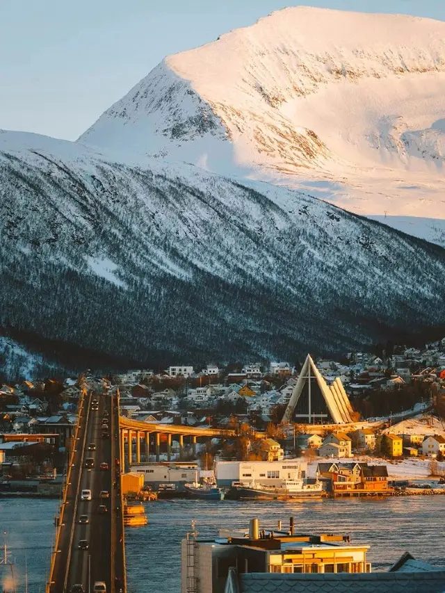 10-Day Nordic Tour: Hot Spring Tour with No Backtracking