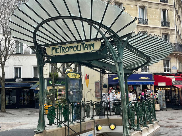 Walking in Paris 😎