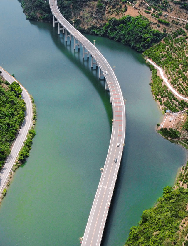 湖北絕美水上公路，山間吸氧