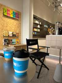 【香港灣仔咖啡店｜窗景裡的慢時光碎片☕️】