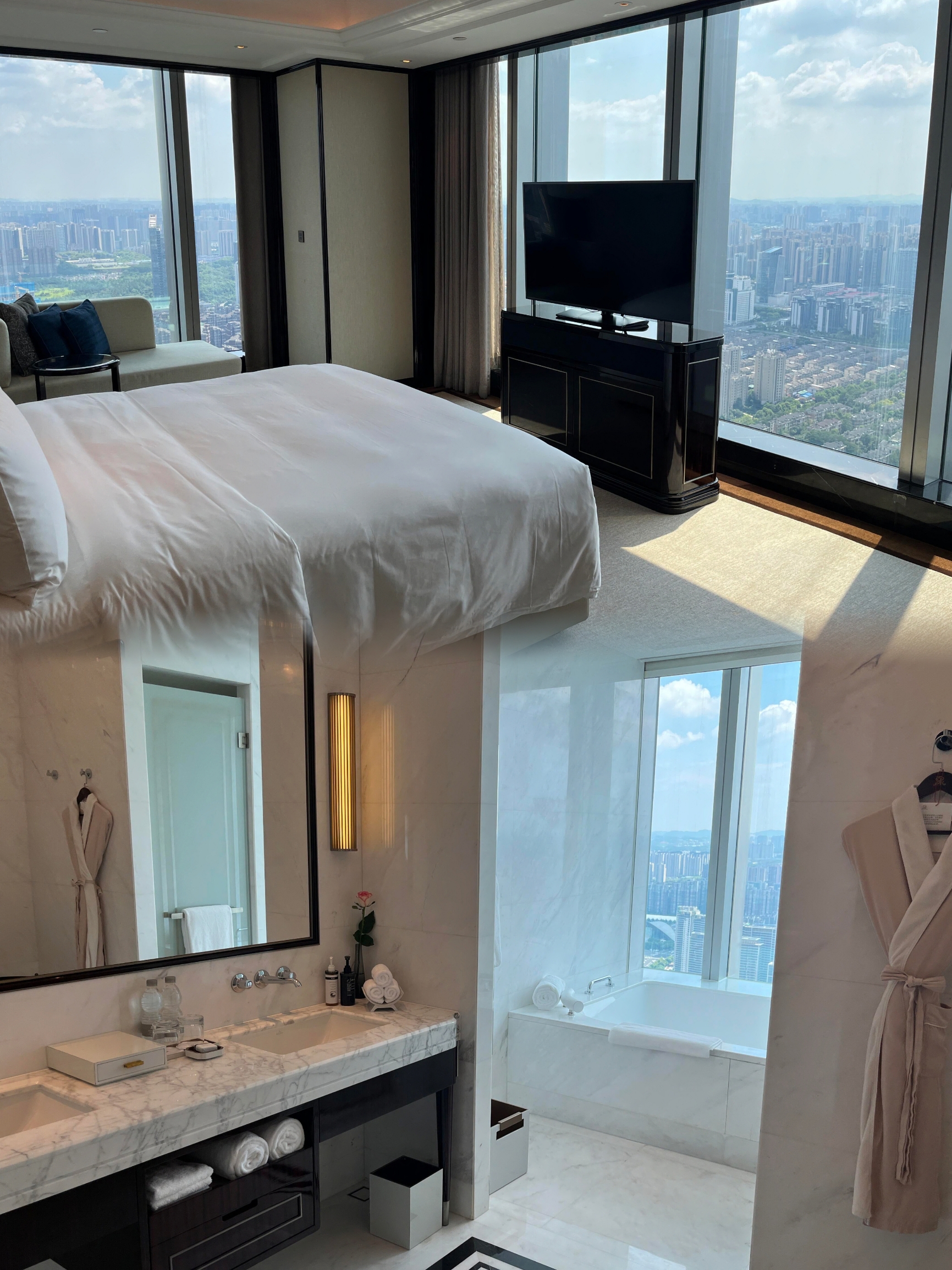 奢華品牌酒店體驗：長沙瑞吉

🏘️房型/佈局：
房間採用老錢風格設計，採光條件出色。最令人鍾意嘅係浴缸設計，配合窗外景色呈現正方形，既寬敞又美觀；門口設有落地鏡同更衣室，空間十分充裕。
 
🛌用品/設施：
公共區域設計符合標準，中規中矩。泳池旁邊嘅小花園頗具巧思，充分利用咗大廈嘅良好採光條件。無邊際泳池面積較大，游泳體驗舒適。
 
💰人均消費：
今次入住花費1486元，屬於中高檔酒店消費範疇。
 
酒店服務：★★★★★
長沙瑞吉係帶小朋友或老人家出行嘅首選，服務確實優質。廿四小時管家隨傳隨到，無論係送飲品、送外賣，定係佈置泡泡浴，都耐心細緻、不厭其煩。而且喺辦理入住時，工作人員就會主動提醒可以向客人介紹服務項目，呢一點比成都瑞吉更貼心。其他服務人員都面帶笑容，令人感覺十分舒適。
 
酒店餐飲：★★★
早餐種類雖不算豐富，但米粉嘅澆頭好有特色，整成辣味嘅麻辣牛肉，選用嘅牛肉片並非全瘦，口感香嫩且有嚼勁。
 
酒店位置：★★★
雖然唔喺市中心，但地鐵、搭的士都好方便。
 
💗其他貼士：
長沙瑞吉喺服務細節同用戶體驗上更勝一籌，適合對服務有較高要求嘅旅客；成都瑞吉表現平穩，適合追求基本品質嘅住宿需求。