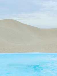 響沙灣一邊游泳一邊看沙海，魔幻到不行 