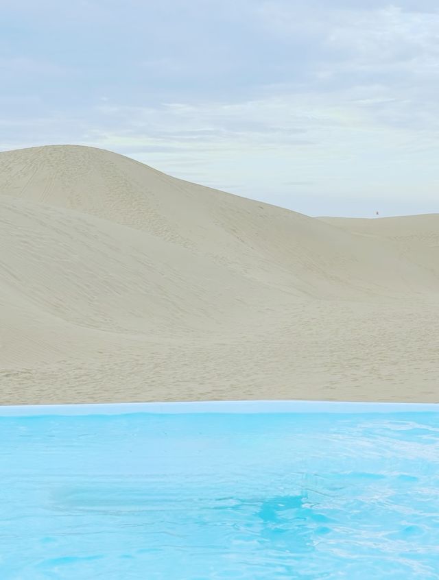 響沙灣一邊游泳一邊看沙海，魔幻到不行 