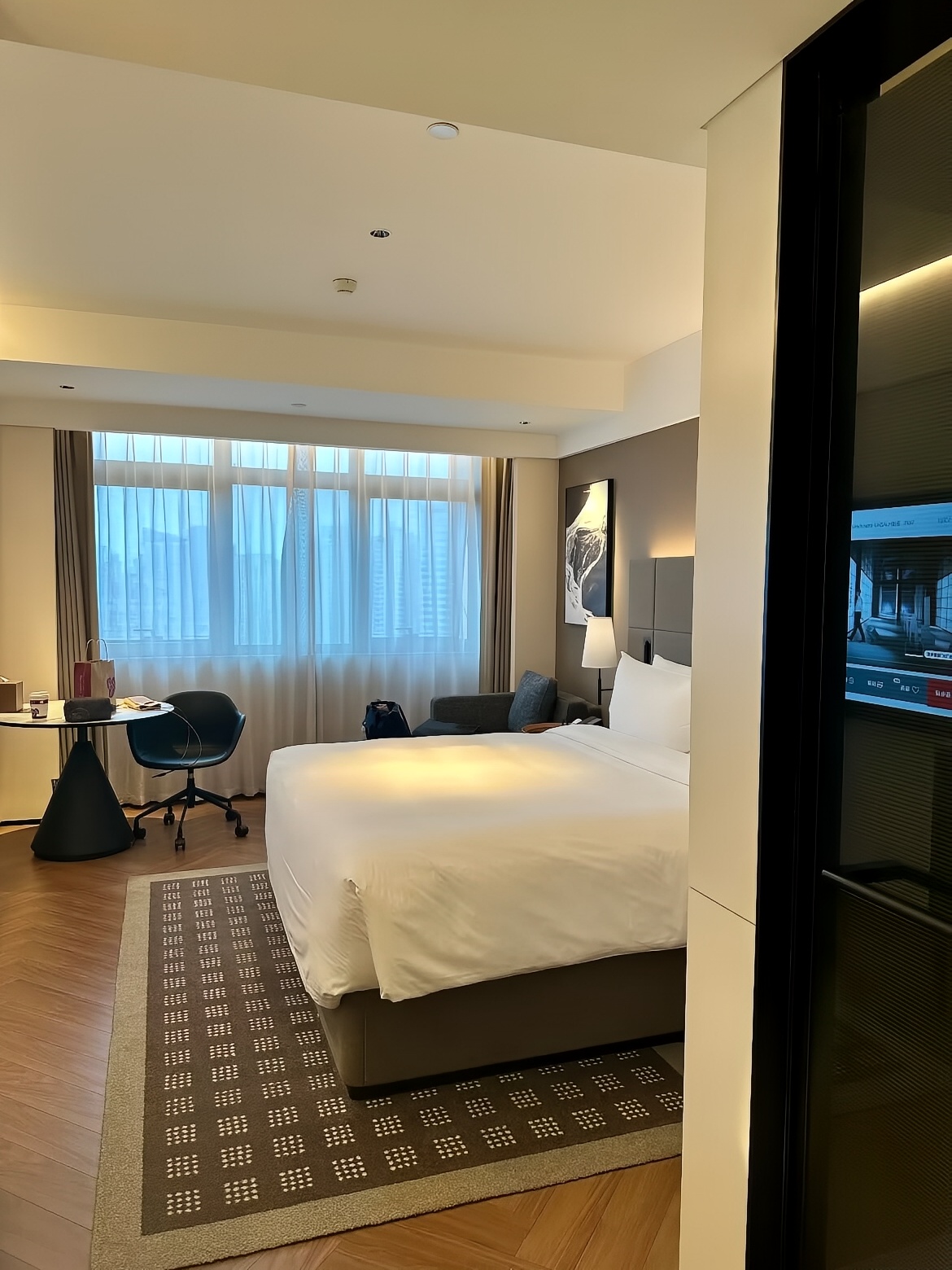 Saat mengunjungi Shanghai, memilih hotel yang tepat akan langsung meningkatkan pengalaman menginap Anda! 💯 Hotel yang saya temukan ini sungguh luar biasa! Semua orang yang menginap di sini pasti akan menyukainya!

📍Sangat mudah untuk bepergian! Kereta bawah tanah dan tempat makan semuanya mudah dijangkau.
🚇Lokasi hotelnya luar biasa, hanya beberapa menit berjalan kaki dari kereta bawah tanah.
Jika Anda ingin menikmati pemandangan malam Bund, menjelajahi Taman Yu, atau menjelajahi distrik perbelanjaan Xujiahui, Anda hanya perlu berjalan kaki sebentar! 🚶♂️
Banyak kedai makanan ringan dan minimarket di dekatnya, jadi Anda tinggal turun untuk berbelanja dan bersantap. Sempurna untuk perjalanan bisnis atau liburan, menghemat waktu dan tenaga.

🛏️Pengalaman yang luar biasa! Kebersihan dan perhatiannya sungguh luar biasa.
✨ Saat memasuki kamar, desain yang baru direnovasi dan bebas bau memberikan Anda rasa aman. Gaya minimalis dan mewahnya terasa mewah dan nyaman.
Minibar diisi ulang setiap hari, dan layanan laundry dan pengering swalayan 24 jam sangat praktis! Pelayanannya bahkan lebih memuaskan, dengan pelayan yang menawarkan limun selagi cucian Anda menunggu. ❤️ Sungguh perhatian dan penuh perhatian!

🍳Kejutan sarapan! Awali hari Anda dengan penuh energi!
🍽️Sarapannya sangat beragam dan bergizi.
🍙Bola nasi dan panekuk daun bawang adalah cita rasa Shanghai asli yang akan langsung memikat Anda!
Bahkan orang yang peduli kesehatan pun akan menyukai bubur multi-grain yang baru dimasak ini dengan sayuran tumis dan telur rebus – keseimbangan nutrisinya luar biasa! 🥗 Kenyang dan memuaskan, Anda tidak akan merasa lelah menjelajahi Shanghai!

✅Jika Anda mencari pengalaman menginap yang nyaman dan bebas khawatir di Shanghai, inilah tempat yang tepat! Pengalaman keseluruhannya jauh lebih baik daripada hotel lain di kelasnya!
