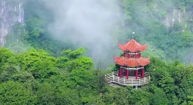 6300米懸空棧道上的「雲端漫步」指南，清江方山全攻略：