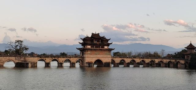 雙龍臥波,夕陽下的建水十七孔橋。 雙龍臥波,夕陽下的建水十七孔橋。