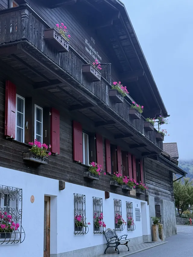 瑞士必衝！勞特布倫嫩的瀑布和火車太會撩了