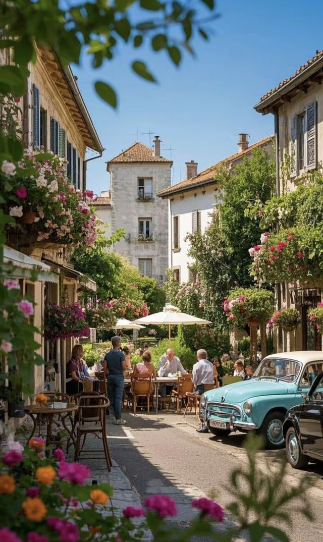 《伊瓦爾：萊芒湖畔的中世紀花事》   當渡輪劈開萊芒湖的碧波，伊瓦爾便在水天之間顯了形——這座藏在法