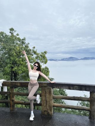 วัดฤดูใบไม้ผลิในดินแดนมหัศจรรย์สายฝนหมอก