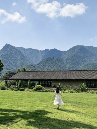 Hide away at the foot of Mount Emei for a couple of days without saying a word