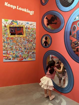 📣📣📣 Ding dong! There's a new exhibition at Xianghu Lake~
The classic childhood exhibition "Where's Waldo?" has finally arrived in Hangzhou! This classic treasure hunt IP has been popular for over 30 years. 🥰 This time, follow in Waldo's footsteps with your kids and embark on a global adventure!
· 
🌟 Exhibition Highlights
✅ Real-life picture book recreation, multi-scene experience
A 1,000-square-meter immersive global challenge space with 10 themed exhibition areas, taking visitors into a world of Waldo full of exploration and surprises 🌍
✅ Rich colors, perfect for photos
A 3.4m tall giant Waldo, giant books 📕, pyramids, starlight stages, and other scenes are both fun and photogenic 📷. It's perfect to wear red and white stripes.
✅ Tons of interactive tasks, train focus while playing
It's not just an exhibition for taking photos! The whole experience is filled with challenge-style interactions: training camp eye-spy challenges, Egyptian clue stamping, Western gold rush lassoing, letter and word treasure hunts, character puzzles... All games are designed around observation, memory, and judgment. While playing, it quietly trains children's focus, observation skills, and logical thinking—a hundred times more fun than doing homework at home 🤗
· 
This is a global adventure about observation, discovery, exploration, and imagination~ Don't stay home this summer; don't miss this exhibition!
· 
[Exhibition Name] Global Journey: Where's Waldo?
📍 Location: Feibai Hall, World Tourism Museum
⏰ Exhibition Period: July 13–December 20, 2026 (10:00 AM–5:00 PM)
🚗 Parking: On-site parking, 5/h
                     
