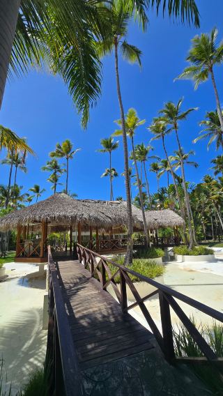 Great Resort with Beautiful Spaces, Excellent Food, but Room for Improvement