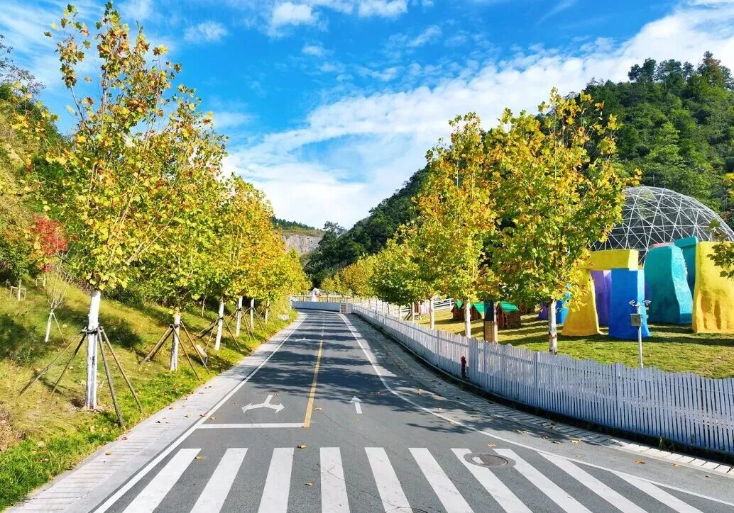 On October 18, 2026, the 2026 Guizhou–Qiannan Triathlon will kick off at Guizhou Green Expo Park. Over the weekend, the park will offer fall scenery, cultural performances, a drone show, and more—perfect for a family day out.

🍁 Fall scenery at Guizhou Green Expo Park
✨ Highlights:
· East Gate Red Maple Avenue: red maples glow like sunset clouds, a must-see fall photo spot.
· Plane Tree Avenue: stretching from the RV campground to the petting zoo, yellowing leaves and dappled light.
· By the lake at Qilu Garden and on the hilltop near Yanxu Bridge: vast reeds sway in the breeze as water and reed shadows mirror each other.

🎭 Cultural performances
⏰ Date: October 17, 2026
⏰ Business hours: 7:00–8:30 PM
✨ Highlights:
· As the evening breeze sets the scene, the stage lights up, and songs and dance drift across the hills and lake.
· Experience the unique romance of Qiannan.

✨ Drone show
⏰ Date: October 17, 2026
⏰ Business hours: 8:30–8:45 PM
✨ Highlights:
· Hundreds of drones take to the sky, weaving a dazzling tableau.
· A breathtaking starry-sky spectacle that captures unforgettable moments.

🏊‍♂️ 2026 Guizhou–Qiannan Triathlon
⏰ Date: October 18, 2026
✨ Highlights:
· Start and finish at Guizhou Green Expo Park.
· A swim, bike, and run triathlon that showcases true grit.
· See athletes up close as they cut through the water, race on roaring wheels, and sprint to the finish.

🎡 Attractions at Guizhou Green Expo Park
✨ Highlights:
· Non-motorized adventure park: perfect for kids to play.
· Petting zoo: interact with small animals.
· Shenglong Fun World: play to your heart’s content.
· Electric boats: drift across the lake and glide over emerald waters.

💡 Travel tips: Wear comfortable walking shoes as there are many pathways in the park. Mountain temperatures can vary widely, so bring a light jacket.

Come to Guizhou Green Expo Park and unlock a colorful fall weekend experience!