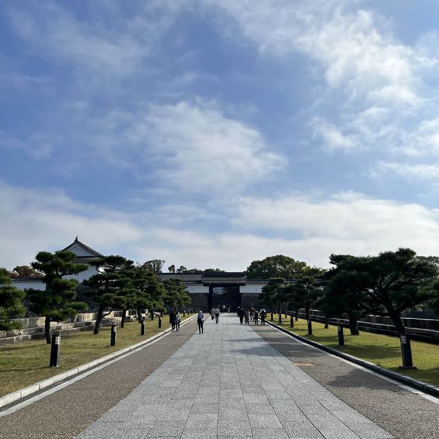 Miss Elly adventure to Osaka Castle.