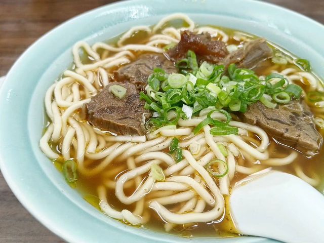 【中壢美食】源記牛肉麵，超大碗佛系麵館內用還能免費加麵！