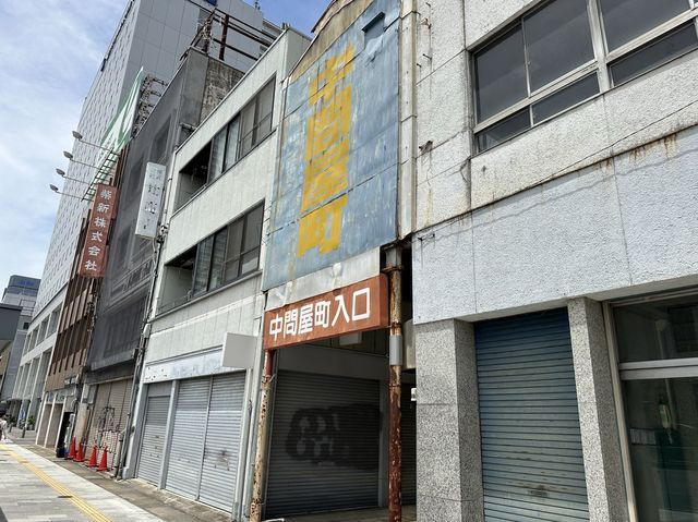 岐阜駅前。『問屋町ウォールアート』と駅前アーケードの問屋街