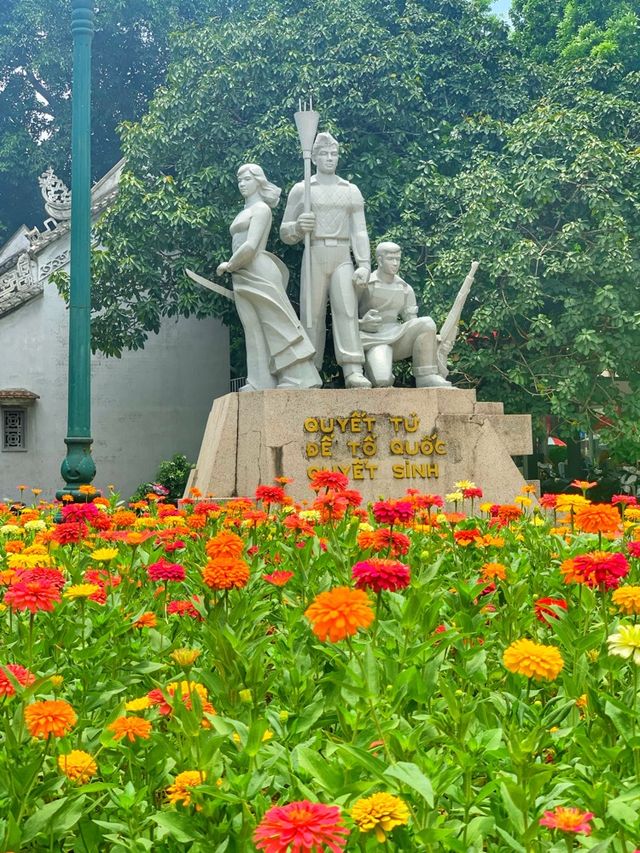 Roaming Hoan Kiem Lake
