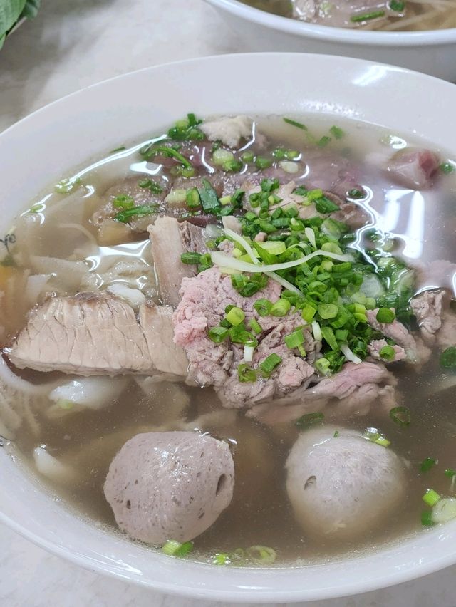 호치민 시내3군의 진한 고기육수 쌀국수 맛집 퍼호아파스퇴르