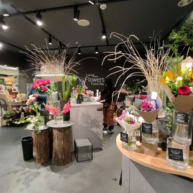 【大阪 なんば】なんばウォークに花屋さん✨サプライズにいかが😊