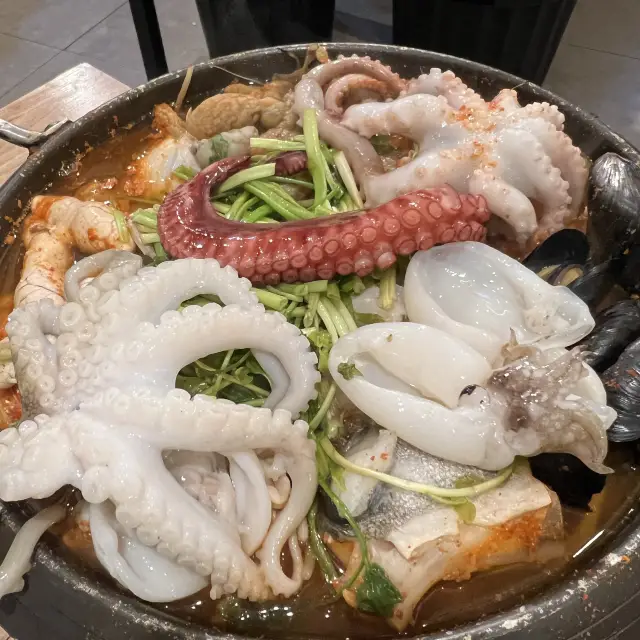 「東海へムルタン」東大門の近く、ローカル気分たっぷり、新鮮海鮮鍋