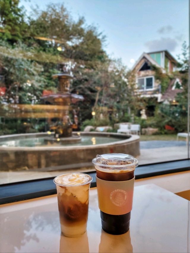 예쁜 유럽풍정원과 반전실내가 매력적인곳☕️