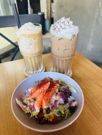 📍屯門碼頭海濱cafe☕️好食又好chill😚漫活之選✅必點手撕德國鹹豬手薄餅🍕+雲尼拿雪糕加百利甜酒🍨