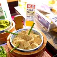 梅田「芭蕉庵」有一個超好玩的石臼體驗活動，可以自己動手用石臼磨黑豆，製作美味的黑糖蕨餅
