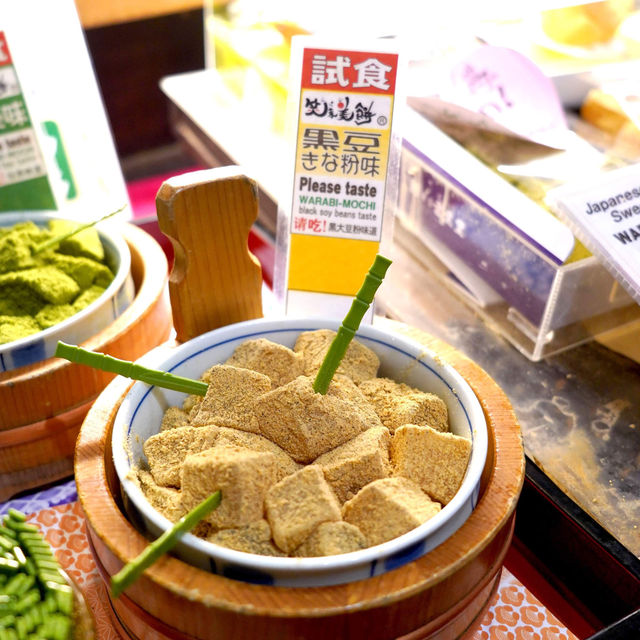 梅田「芭蕉庵」有一個超好玩的石臼體驗活動，可以自己動手用石臼磨黑豆，製作美味的黑糖蕨餅