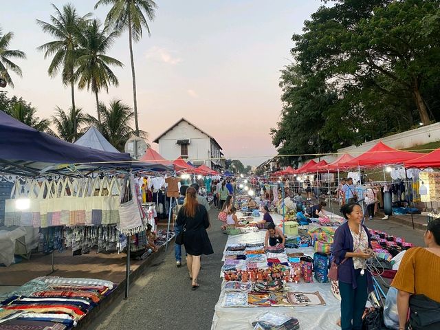 ตลาดมืด ณ หลวงพระบาง ตลาดมืด ณ หลวงพระบาง