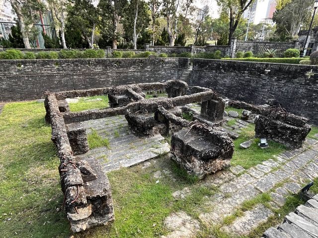 保存了多處歷史古蹟嘅九龍寨城公園