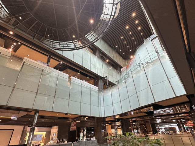 🏬 台北京站時尚廣場：連接台北車站，通往中山地下街與電影院的時尚聚落！🚉🛍️🎬
