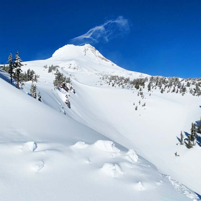 Ski trip on Oregon's highest mountain at 3400m above sea level⛷️