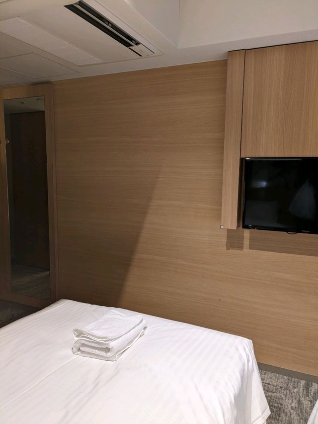 The One Five Kyoto Shijo 広々とした室内の窓際の壁全面のデスク