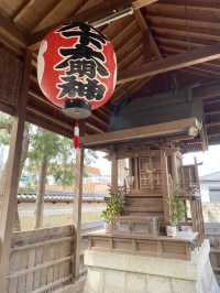 鮮やかな鳥居の稲荷神社