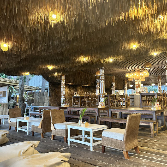ร้านอาหารต้นสัก เกาะเสม็ด