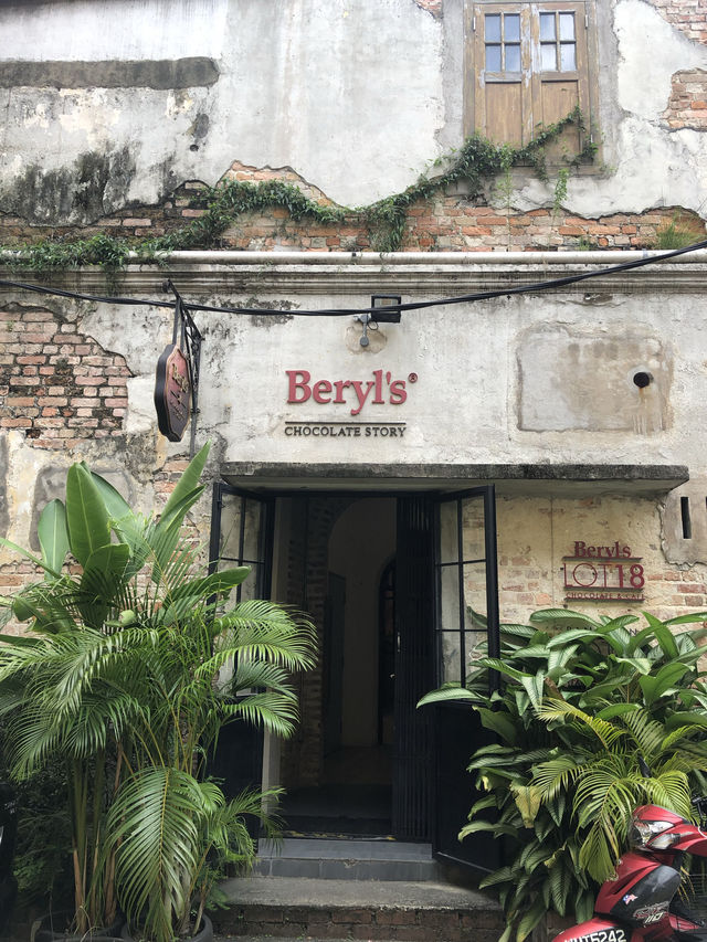 beautiful storefront and alleys - a perfect photospot