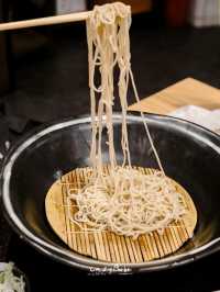 โซบะชามยักษ์ที่ Azuma Soba Restaurant