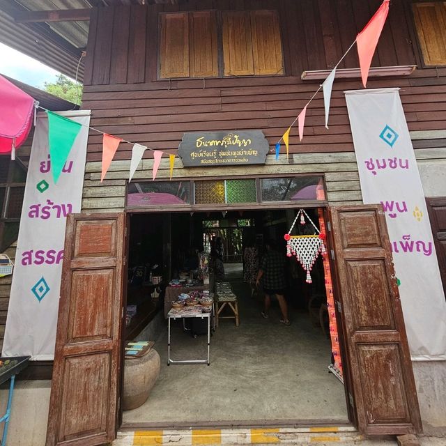 ตลาดบ้านไม้ชายคลอง