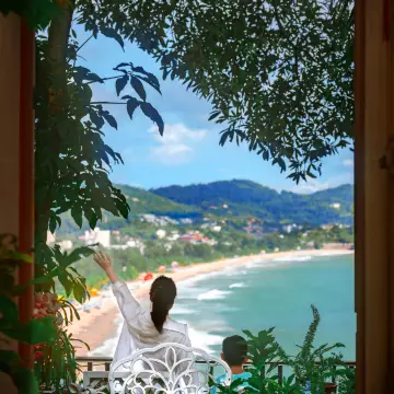 Enjoying Family Time at Karon Beach: A Sun-Kissed and Joyful Trip to Phuket's Beach