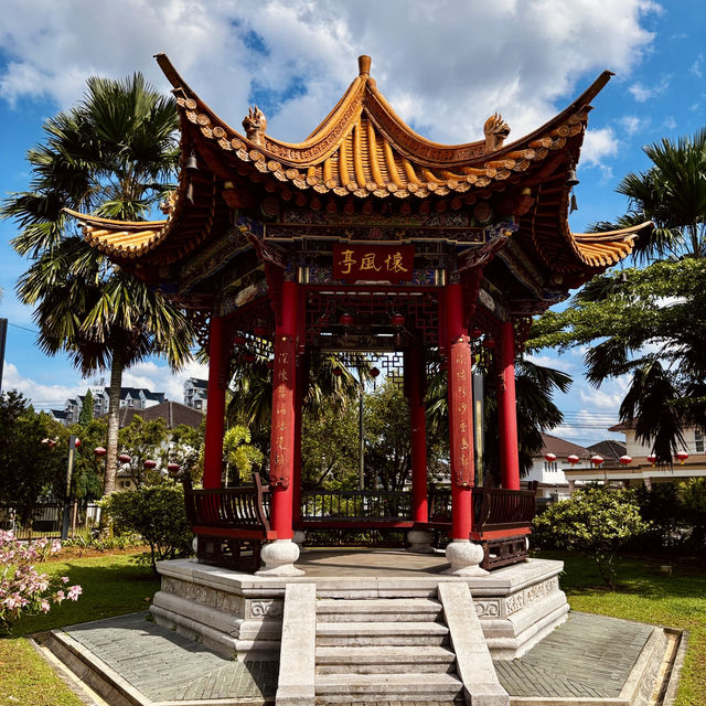 "Malaysia-China Friendship Park: Stunning Scenery and Impressive Architecture"
